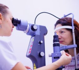 Kontrolle beim Augenarzt