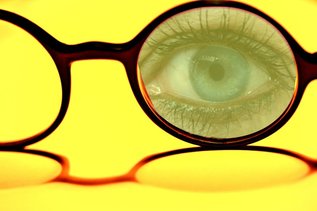Grafik Auge und Brille