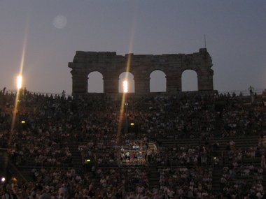 In den alten Gemäuern der Arena warten die Zuschauer auf den Beginn der Oper