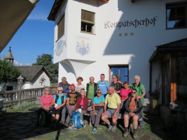 Gruppenfoto vor dem Hotel Kompatscherhof