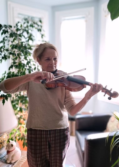 Musiktherapeutin Dr. Mariarita Di Pasquale an der Geige