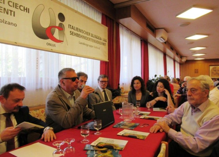 Foto: Dr. Valter Calò begrüßt die Teilnehmer an der Versammlung der Mitglieder