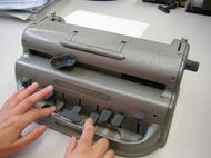 Schreiben mit der Braillemaschine