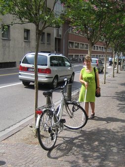 Auf dem Gehsteig abgestellte Motor- oder Fahrräder sind ein Hindernis