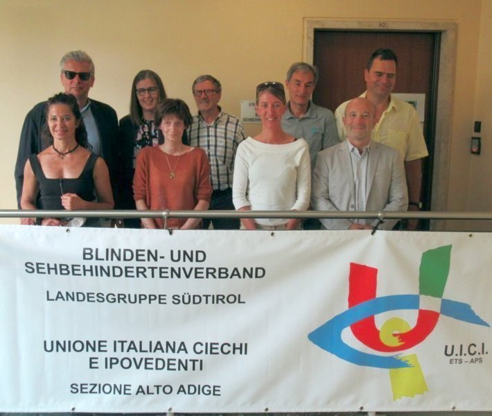 Die amtierenden Vorstandsmitglieder von links nach rechts - vorne: Monica Bancaro Scrinzi, Ines Mair, Melanie Kohler, Massimo Ninno - hinten: Dr. Valter Calò, Magdalena Hofer, Nikolaus Fischnaller, Riccardo Tomasini, Franz Gatscher