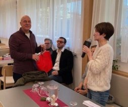 Präsidentin Ines Mair spricht dem freiwilligen Helfer Mauro S. ihren Dank aus