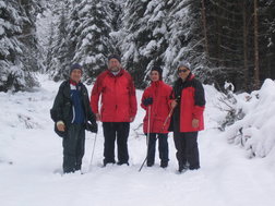 Einige Teilnehmer stapfen durch den Schnee