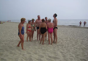  Einige Teilnehmer während einer netten Unterhaltung auf dem Strand