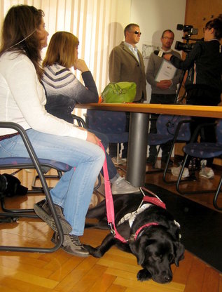 von links nach rechts Ilaria Frenez mit Führhund Ambra, Laura Tasselli, Dr. Valter Calò, Dr. Franz Hintner