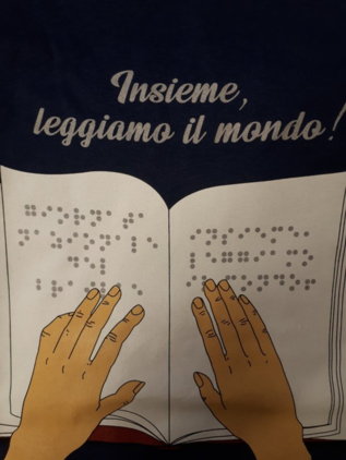 "Insieme leggiamo il mondo!" Hände auf einem Blindenschriftbuch
