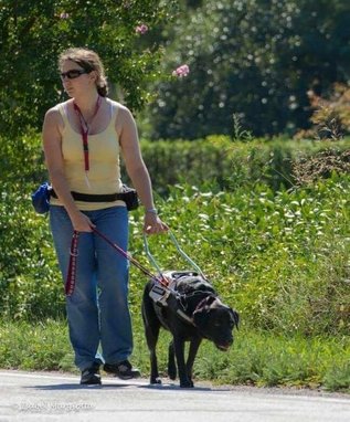 Ilaria mit ihrem Blindenführhund Ambra