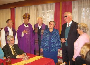 Gruppenfoto mit Bischof Karl Golser und Blindenseelsorger August Prugger