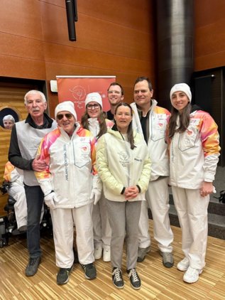 Sehgeschädigte Fackelträger mit Vitozzi - Paralympische Flamme in Bozen am 27.02.2026