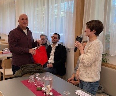 Präsidentin Ines Mair spricht dem freiwilligen Helfer Mauro S. ihren Dank aus Präsidentin Ines Mair spricht dem freiwilligen Helfer Mauro S. ihren Dank aus