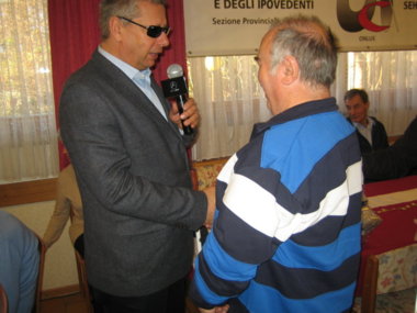 Dr. Valter Calò ehrt Herrn Omicini für seine 50 jährige Mitgliedschaft beim Verband
