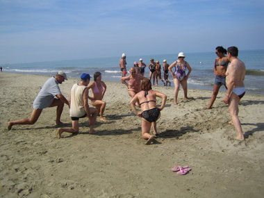 Morgengymnastik am Strand