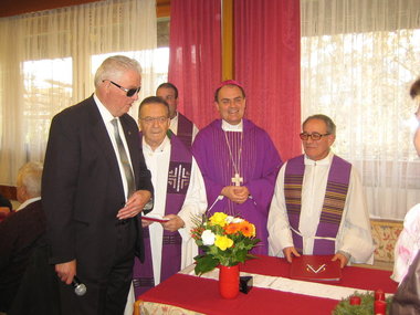 Der Vorsitzende Stockner, Bischof Ivo Muser sowie die Konzelebranten