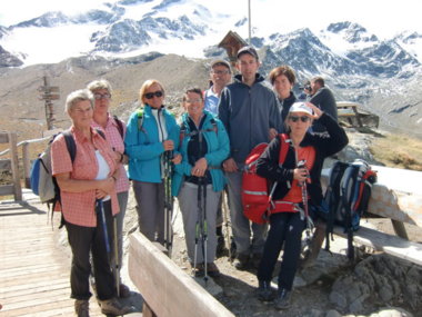 Sommerliches Wetter und beschneite Berge