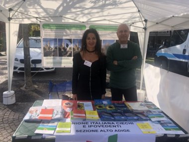 Das Vorstandsmitglied des Verbandes Monica Bancaro mit dem unterstützenden Mitglied Mauro Scrinzi beim Infostand