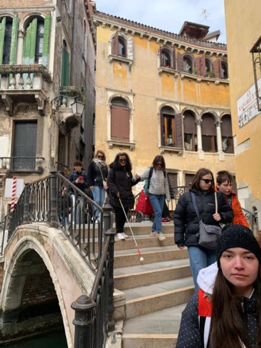 Mit Unterstützung der Begleitpersonen entlang der Brücken von Venedig