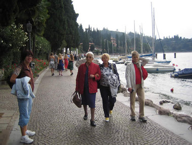 Gemütliches Spazieren am Ufer des Gardasees