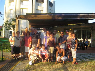 Gruppenfoto vor dem Ferienzentrum "Le Torri"