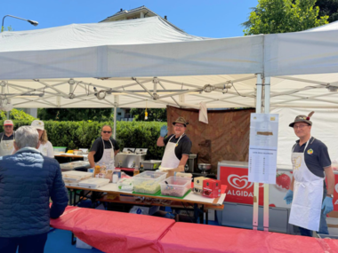 Alpini am Gastronomiestand
