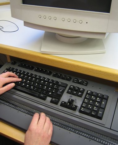 Der Brailledisplay welcher unter der Tastatur angebracht ist wandelt Bildschirminhalte in Brailleschrift um