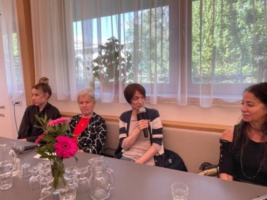 Der Präsidiumstisch mit Gabriela Bernard, Ines Mair und Monica Bancaro Scrinzi (Vizepräsidentin des Verbandes)