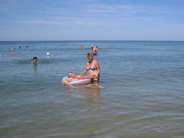 Walter genießt das Schwimmen im Meer