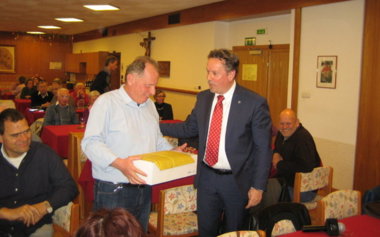 Foto: Ing. Luciano Lutteri bei der Übergabe der Blindenstöcke seitens des Lions Club