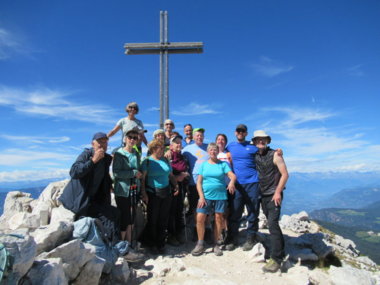 Gruppenfoto: Am Gipfel angekommen Gruppenfoto: Am Gipfel angekommen