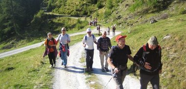 Einige Sehgeschädigte beim Wandern