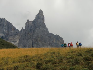 einige sehgeschädigte Gruppenmitglieder mit ihren Begleitern