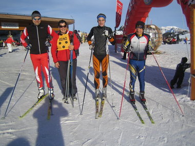 Einige Teilnehmer vor einer Skihütte