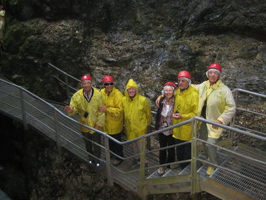 Unterwegs im Canyon Rio Sass in Fondo mit Regenmantel und Kopfschutz