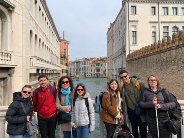Einige Mitglieder der Jugendgruppe auf der Brücke „Ponte dei Pugni“ entlang des Rio di San Barnaba