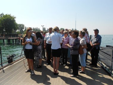 Die Gruppe während der Besichtigung der Bühne am See