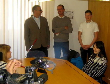 von links nach rechts: stehend Dr. Valter Calò, Dr. Franz Hintner, Dr. Simon Kirchler - sitzend Führhundhalterinnen Tasselli Laura und Kerschbaumer Evi