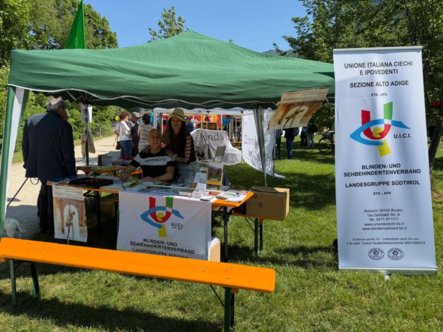 Unsere Vize Monica Bancaro Scrinzi und Mauro Scrinzi am Stand auf den Talferwiesen