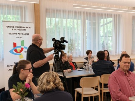 Die Anwesenheit der Presse während der Ansprache der Präsidentin des Verbandes