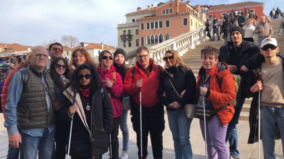 Die Jugendgruppe auf der Brücke „Ponte degli Scalzi“: eine große Steintreppe mit Balustraden, die den Canal Grande überquert
