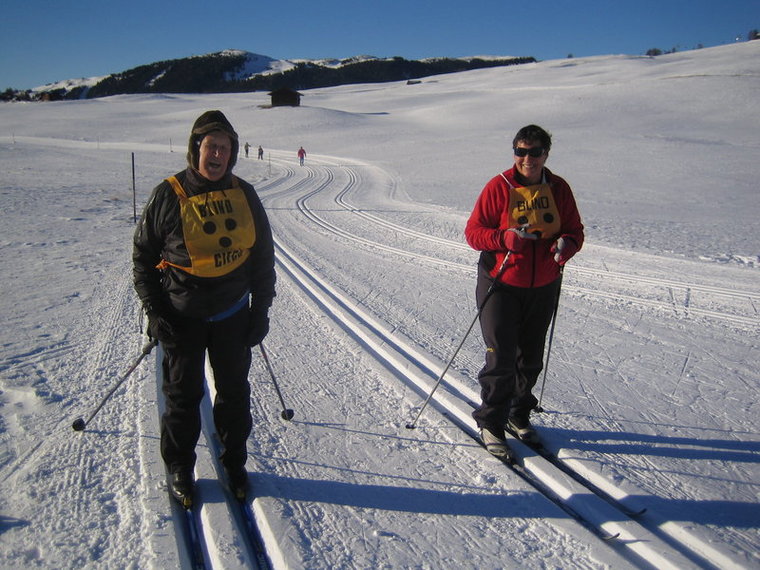 Zwei Teilnehmer beim Langlaufen auf den Loipen