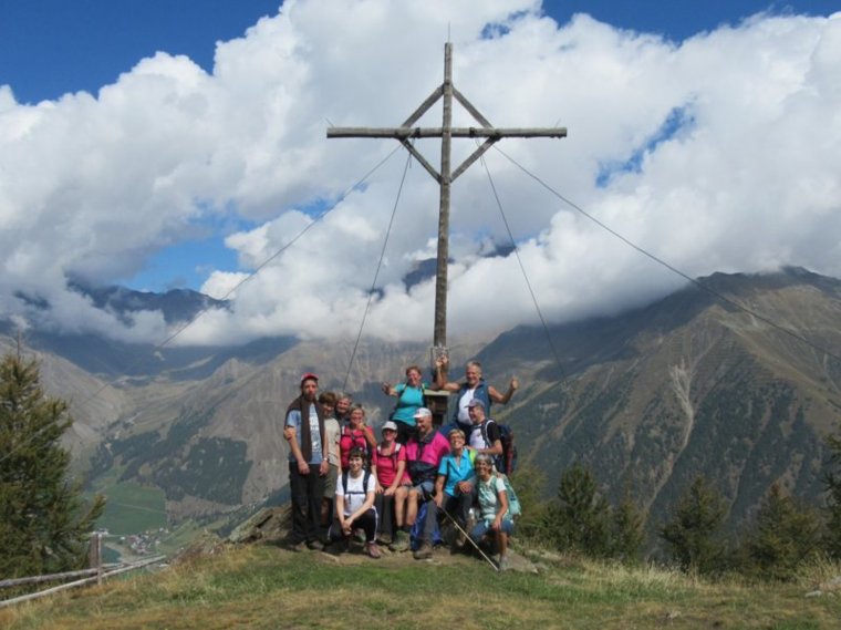 Einige Teilnehmer angekommen beim Gipfelkreuz