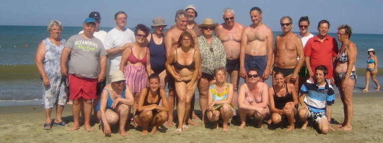 Gruppenfoto der Teilnehmer am Strand