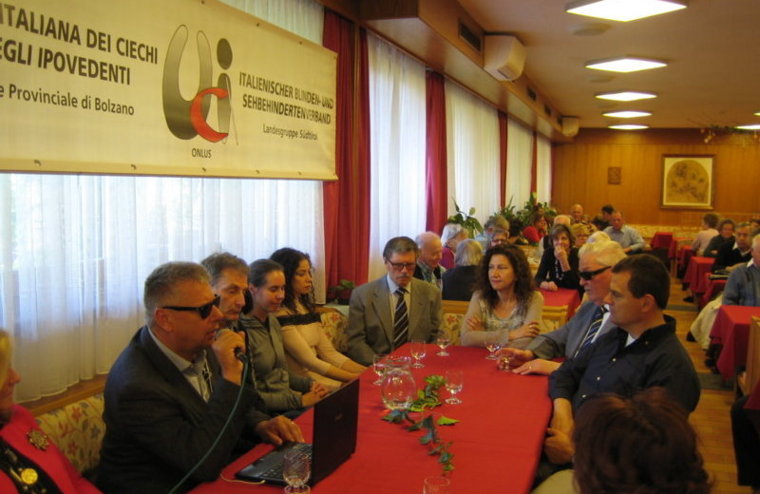 Foto: Dr. Valter Calò begrüßt die Teilnehmer an der Versammlung der Mitglieder