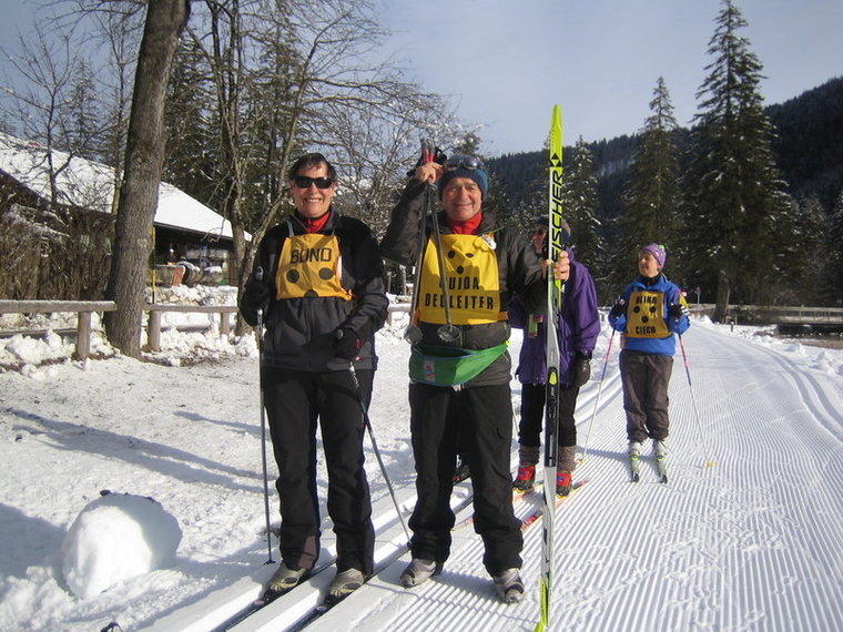 Eine Gruppe beim Langlaufen